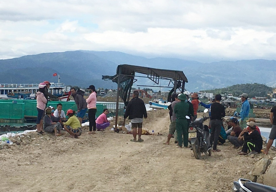 Vụ tàu cá va đá ngầm ở Cam Ranh: Phát hiện thi thể nghi là thuyền trưởng - 1 Vụ tàu cá va đá ngầm ở Cam Ranh: Phát hiện thi thể nghi là thuyền trưởng - 1