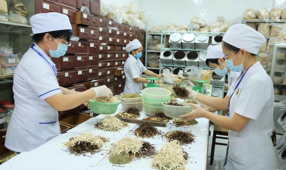 Nỗi lòng những ông lang “lách luật, khám chui” giữ nghề cứu người nhiều đời - 6