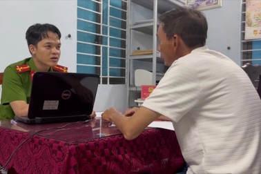 Cha dàn dựng vụ nhặt được ví tiền để con "lập công chuộc tội"