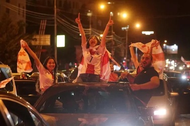 Hàng vạn CĐV Georgia "đi bão", hò hét xuyên đêm mừng kỳ tích lịch sử ở Euro