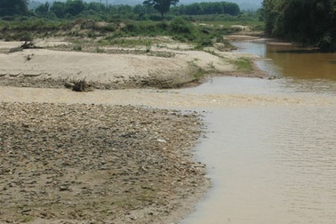 Những dòng sông trơ đáy