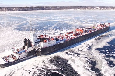 Tàu hàng “khủng” bị “chôn chân” giữa hồ băng