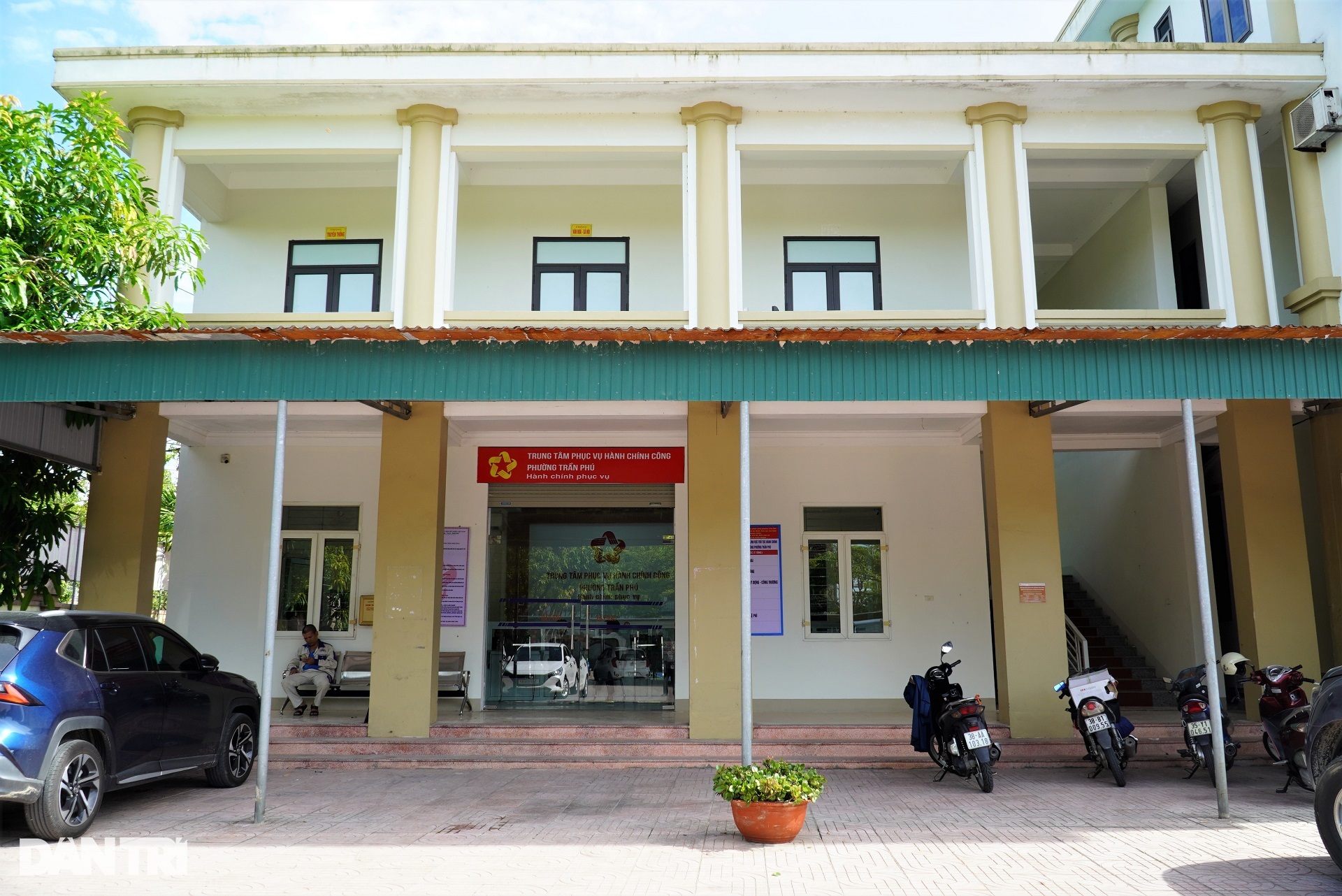 Bên trong Trung tâm Phục vụ hành chính công theo mô hình chính quyền 2 cấp - 3 Bên trong Trung tâm Phục vụ hành chính công theo mô hình chính quyền 2 cấp - 3
