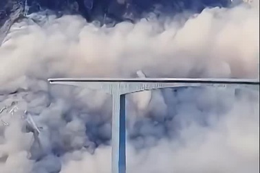 Cầu mới khánh thành vài tháng trước ở Trung Quốc bị sập vì lở đất