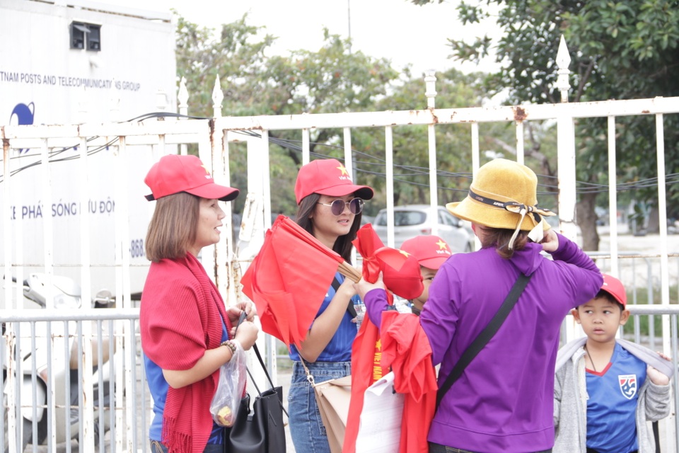 Người đàn ông bán vé lạ trận Việt Nam - Thái Lan bị đưa về đồn công an - 12 Người đàn ông bán vé lạ trận Việt Nam - Thái Lan bị đưa về đồn công an - 12