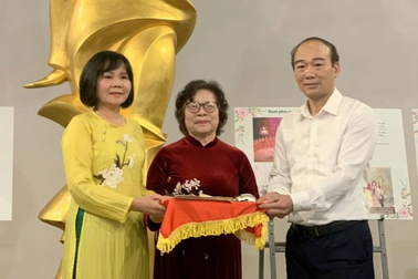 Bảo tàng Phụ nữ Việt Nam tiếp nhận gần 300 hiện vật quý về tình thầy trò