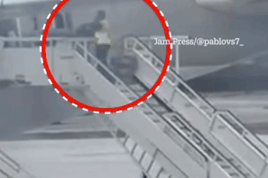 Thực hư cảnh nhân viên ném hành lý của khách từ máy bay xuống đường băng?