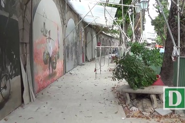 Hà Nội: Phố bích họa Phùng Hưng ngổn ngang vì tạm dừng vẽ tranh