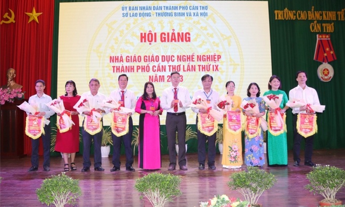Lãnh đạo TP.Cần Thơ trao cờ lưu niệm cho các trường tham dự Hội giảng.