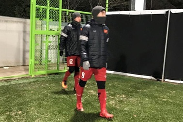 U23 Việt Nam mặc kín mít như Ninja, HLV Park Hang Seo co ro vì lạnh