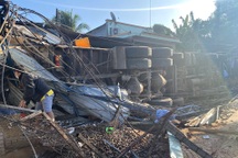 Xe tải tụt dốc đổ đè vào quán ăn làm 2 người chết, 6 người bị thương