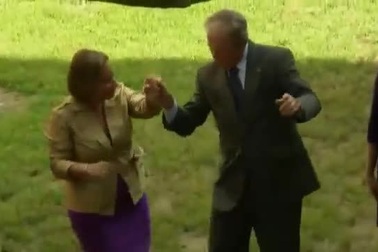 Cựu Tổng thống Bush trổ tài khiêu vũ