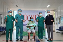 Sản phụ mắc Covid-19 và con gái hạnh phúc trong ngày ra viện