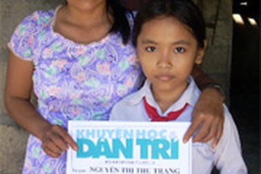 Trao quà cho bé Nguyễn Thị Thu Trang và ông Lê Dường