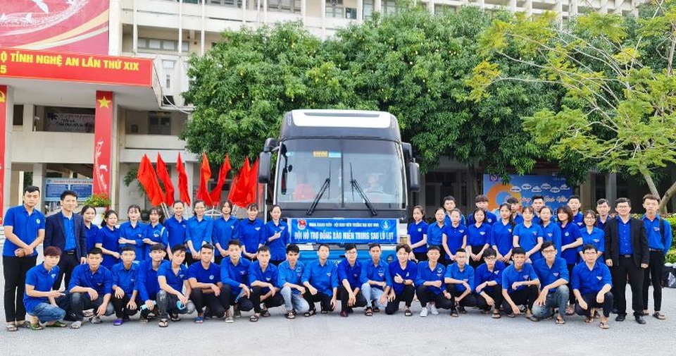 Nhiều bạn trẻ xung phong vào Hà Tĩnh giúp đồng bào khắc phục hậu quả lũ lụt - 1 Nhiều bạn trẻ xung phong vào Hà Tĩnh giúp đồng bào khắc phục hậu quả lũ lụt - 1