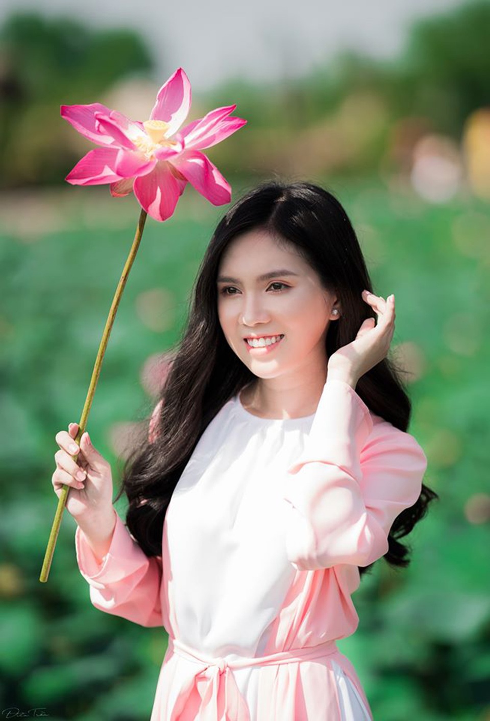 “Bản sao Ngọc Trinh” hóa thôn nữ khoe sắc với sen hồng - 1 “Bản sao Ngọc Trinh” hóa thôn nữ khoe sắc với sen hồng - 1