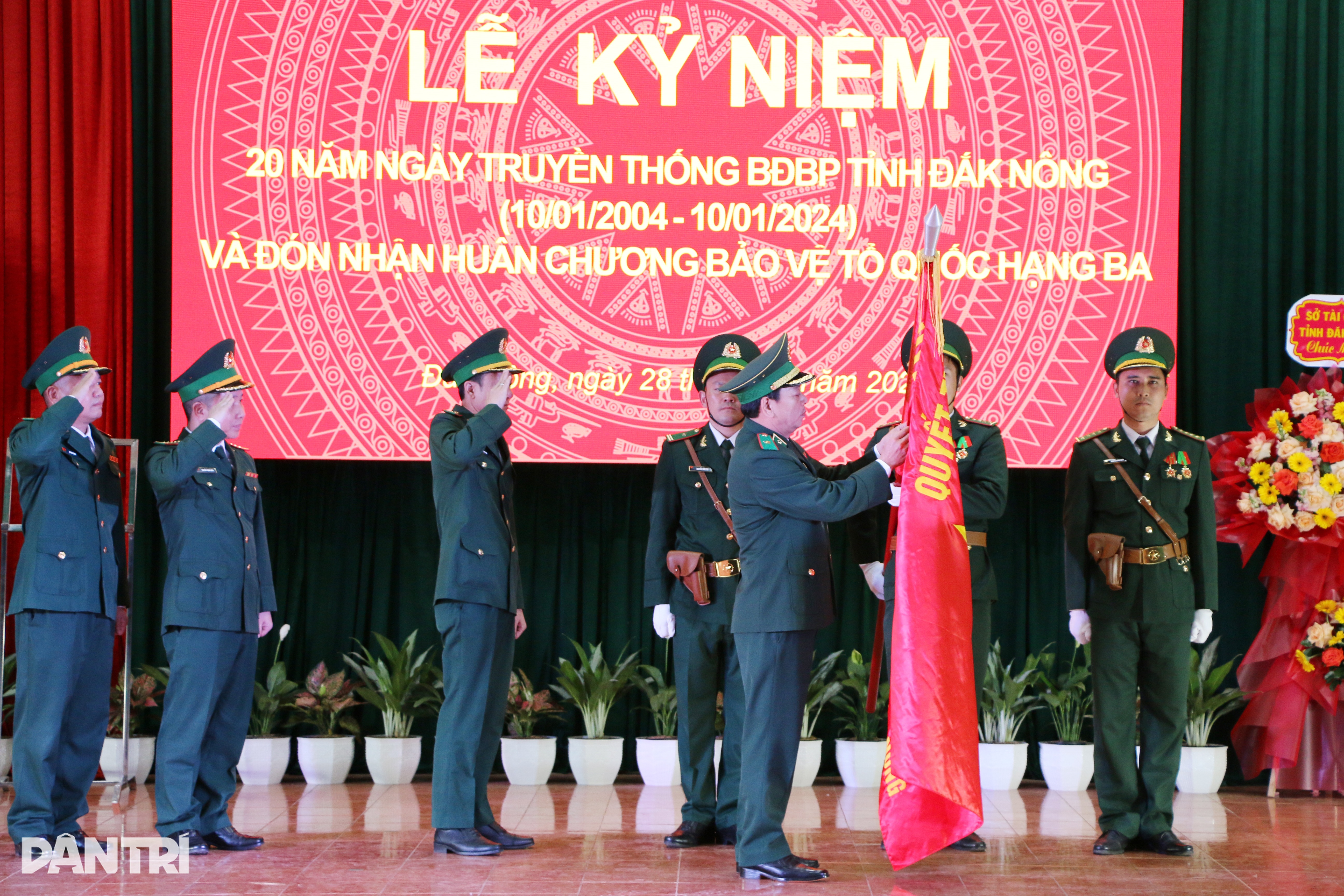 Chiến sĩ quân hàm xanh nơi phên dậu Tổ quốc và những người con có nhiều bố - 4 Chiến sĩ quân hàm xanh nơi phên dậu Tổ quốc và những người con có nhiều bố - 4