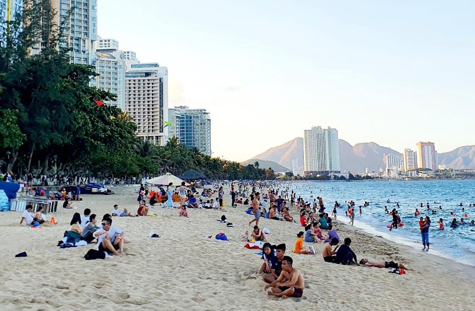 Phố biển Nha Trang rộng cửa đón khách - 2 Phố biển Nha Trang rộng cửa đón khách - 2