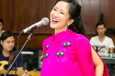 Diva Hồng Nhung tươi trẻ ở tuổi 50