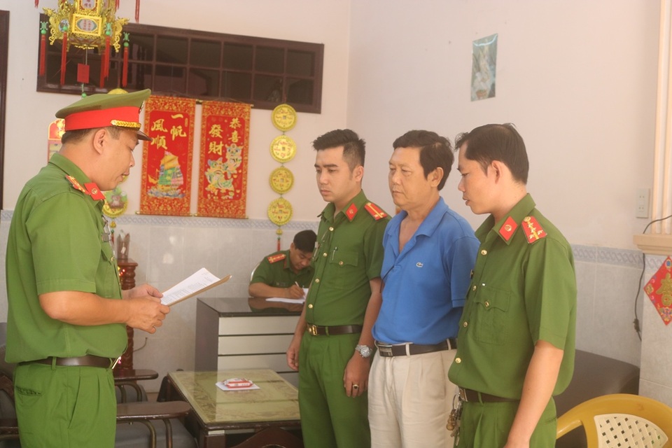 Bắt tạm giam 2 bị can liên quan vụ án “mua bán chính sách” ở Trà Vinh - 1 Bắt tạm giam 2 bị can liên quan vụ án “mua bán chính sách” ở Trà Vinh - 1