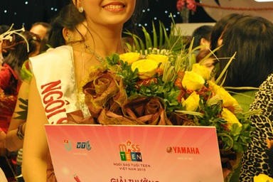 Xem lại phần thi trình diễn áo dài và áo dạ hội của Diễm Trang