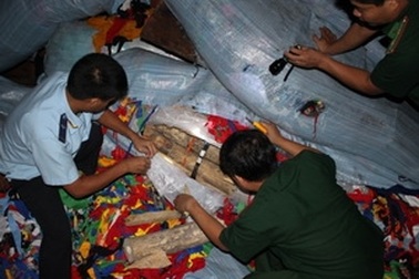 Phát hiện 1 tấn ngà voi vận chuyển qua biên giới 