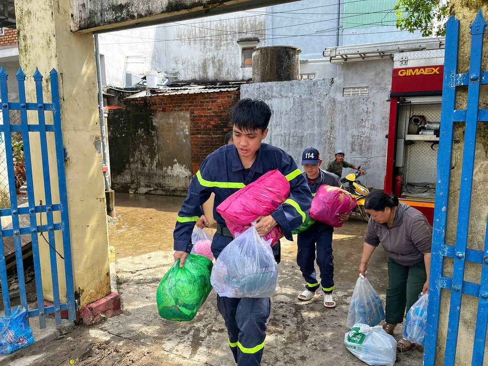 Chủ tịch Ủy ban MTTQ TPHCM kể về những ngày tổng lực hỗ trợ miền Trung - 5 Chủ tịch Ủy ban MTTQ TPHCM kể về những ngày tổng lực hỗ trợ miền Trung - 5