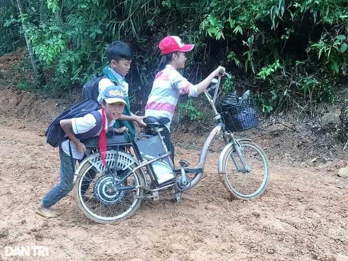 Học sinh vác cuốc san gạt bùn đất lầy lội trên đường đến trường - 7 Học sinh vác cuốc san gạt bùn đất lầy lội trên đường đến trường - 7