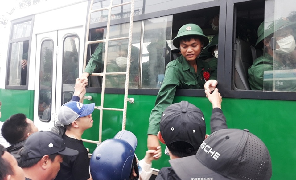 Sáng nay hàng nghìn tân binh lên đường nhập ngũ - 7 Sáng nay hàng nghìn tân binh lên đường nhập ngũ - 7