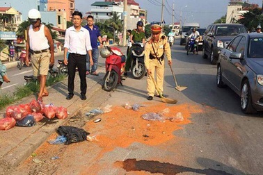 Hạt tiêu, ớt bột bay ra sau tai nạn, cay xè mắt người đi đường