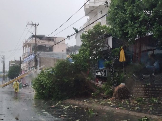 Bão đổ bộ vào tỉnh Khánh Hòa, gây mưa, gió và nhiều nơi mất điện - Ảnh 4.