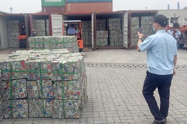 60 tấn phế liệu nguỵ trang thức ăn gia súc xuất khẩu sang Hàn Quốc