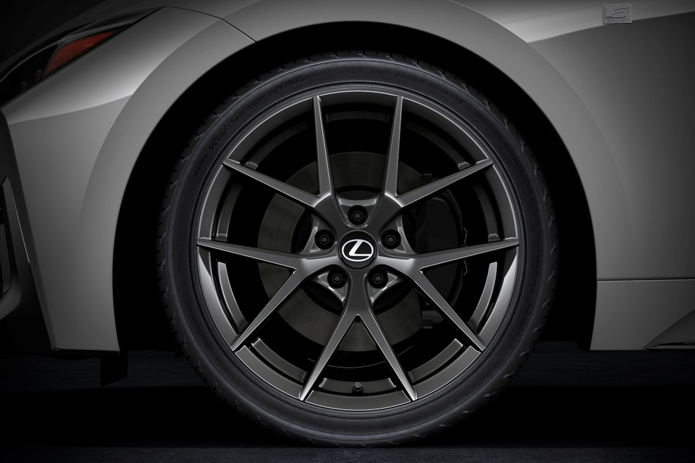 Lexus “vắt kiệt” IS 13 năm tuổi, gây tranh cãi vì ngày càng giống Toyota - 4 Lexus “vắt kiệt” IS 13 năm tuổi, gây tranh cãi vì ngày càng giống Toyota - 4