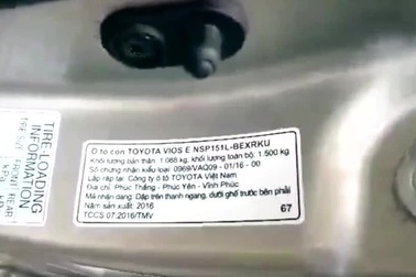 Toyota Vios tại Việt Nam dùng bìa các-tông làm tấm che nắng?