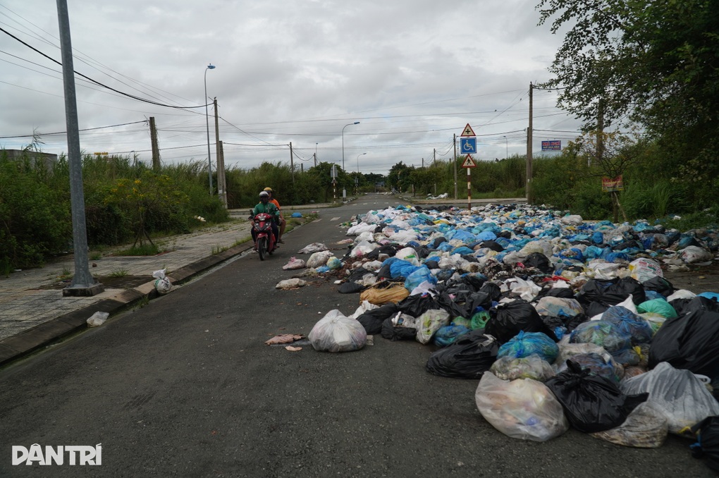 Rác tràn mặt đường, ngập vỉa hè, khủng bố người dân - 1 Rác tràn mặt đường, ngập vỉa hè, khủng bố người dân - 1