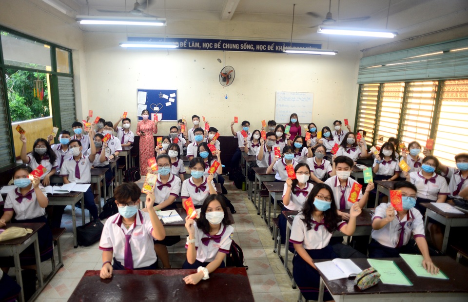 Chùm ảnh: Học sinh Sài Gòn háo hức trở lại trường sau gần 1 tháng nghỉ Tết - 11 Chùm ảnh: Học sinh Sài Gòn háo hức trở lại trường sau gần 1 tháng nghỉ Tết - 11