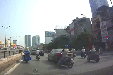 Đâm sầm vào ôtô vì đi xe không quan sát