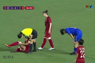 Kanyanat vào bóng thô bạo với Chương Thị Kiều ở phút 36