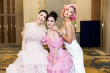 Mâu Thủy khoe thân hình "bốc lửa", đọ dáng cùng Tường San