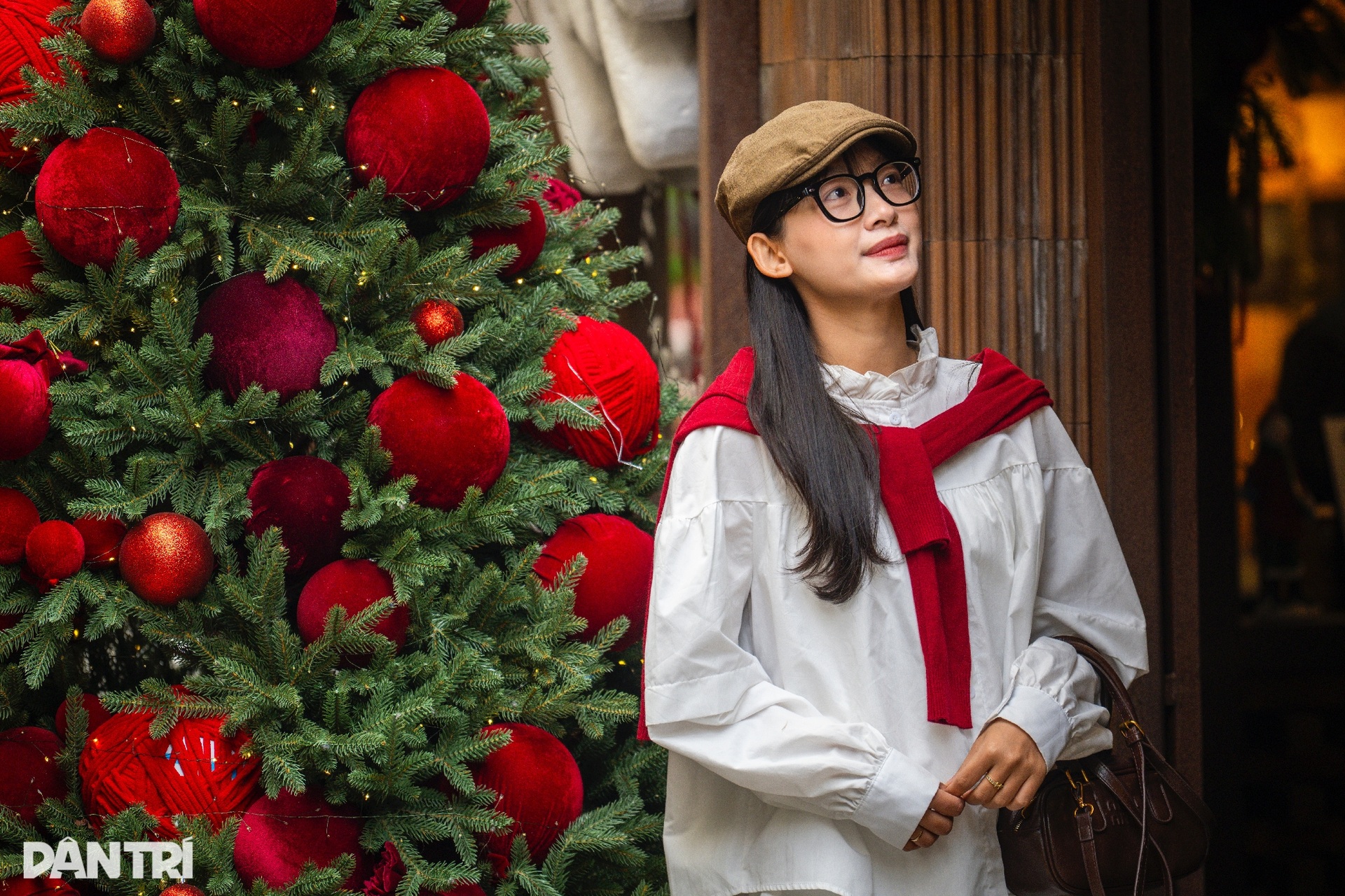 Con ngõ 100m ở Hà Nội lung linh ánh đèn, rộn ràng không khí Giáng sinh - 10