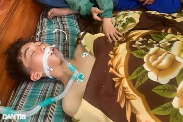 Vợ chồng nghèo bất lực nhìn con trai lớp 12 đối mặt với cái chết