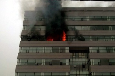 Cháy lớn tại giảng đường Đại học Ngoại thương Hà Nội