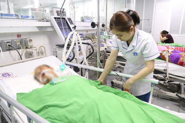 Nam thanh niên liệt cơ hô hấp, không thể thở do rắn cắn vào tai