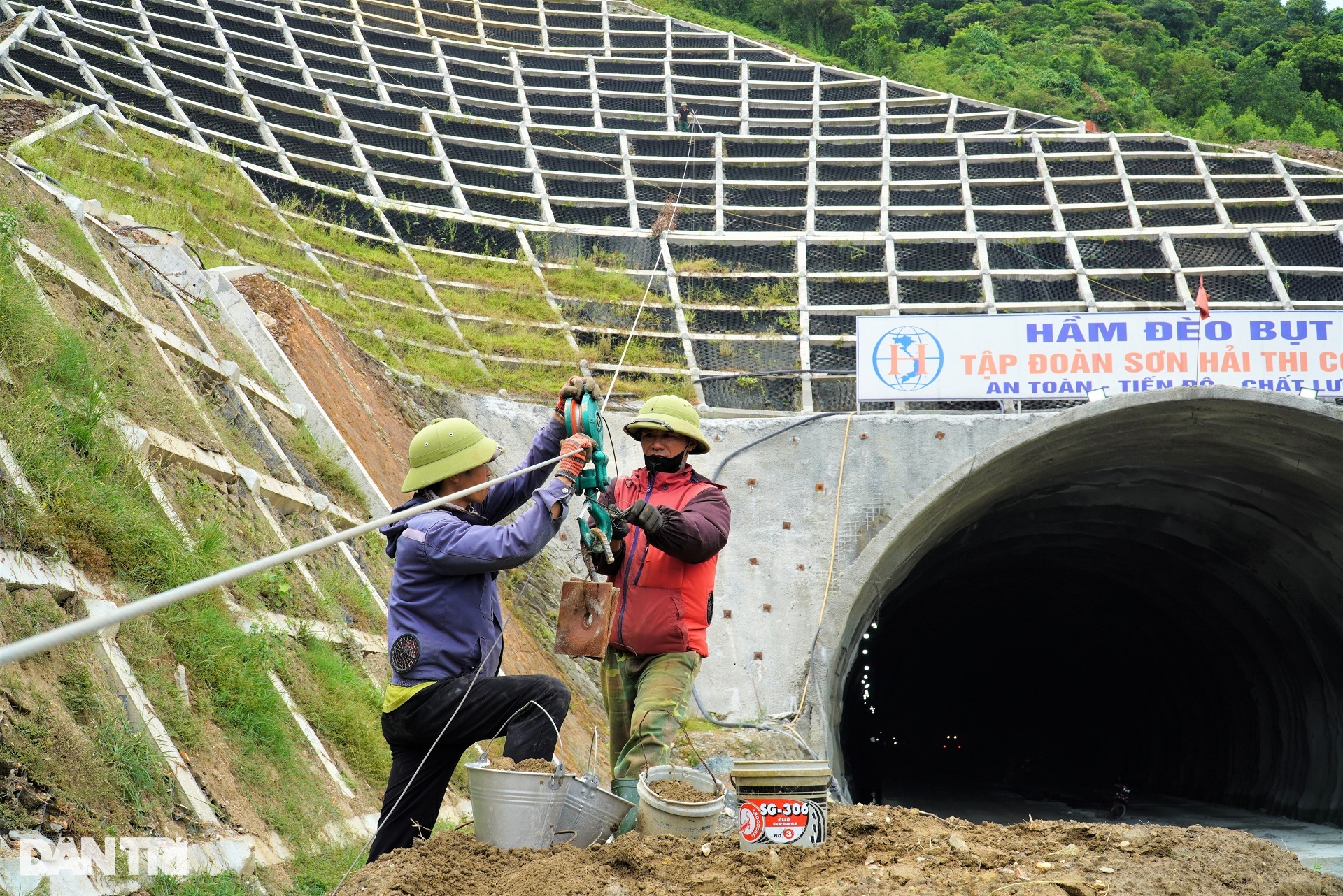 View - Công trường hầm xuyên núi duy nhất trên cao tốc Bắc - Nam qua Hà Tĩnh | Báo Dân trí