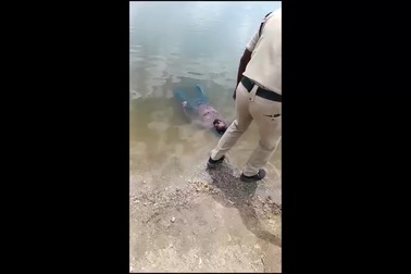 Người đàn ông gây nên cảnh hỗn loạn vì say rượu, ngủ quên dưới hồ nước