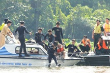 Thợ lặn xuống nước tìm kiếm nạn nhân vụ lật tàu 2 tầng