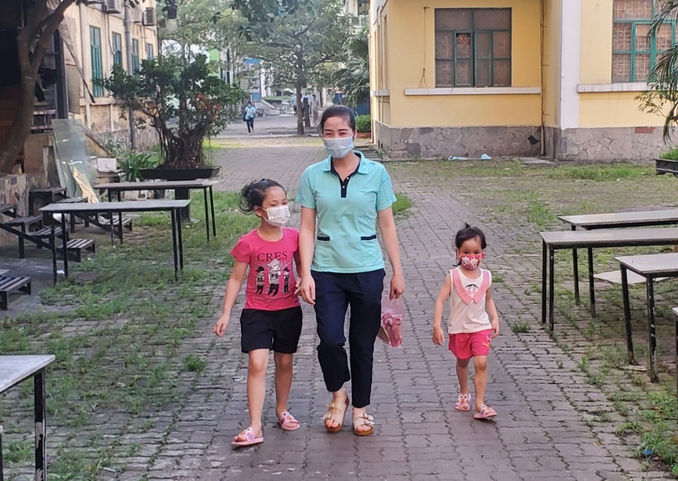 Covid-19 bùng phát, công nhân phải nghỉ làm để trông con nhỏ - 1 Covid-19 bùng phát, công nhân phải nghỉ làm để trông con nhỏ - 1