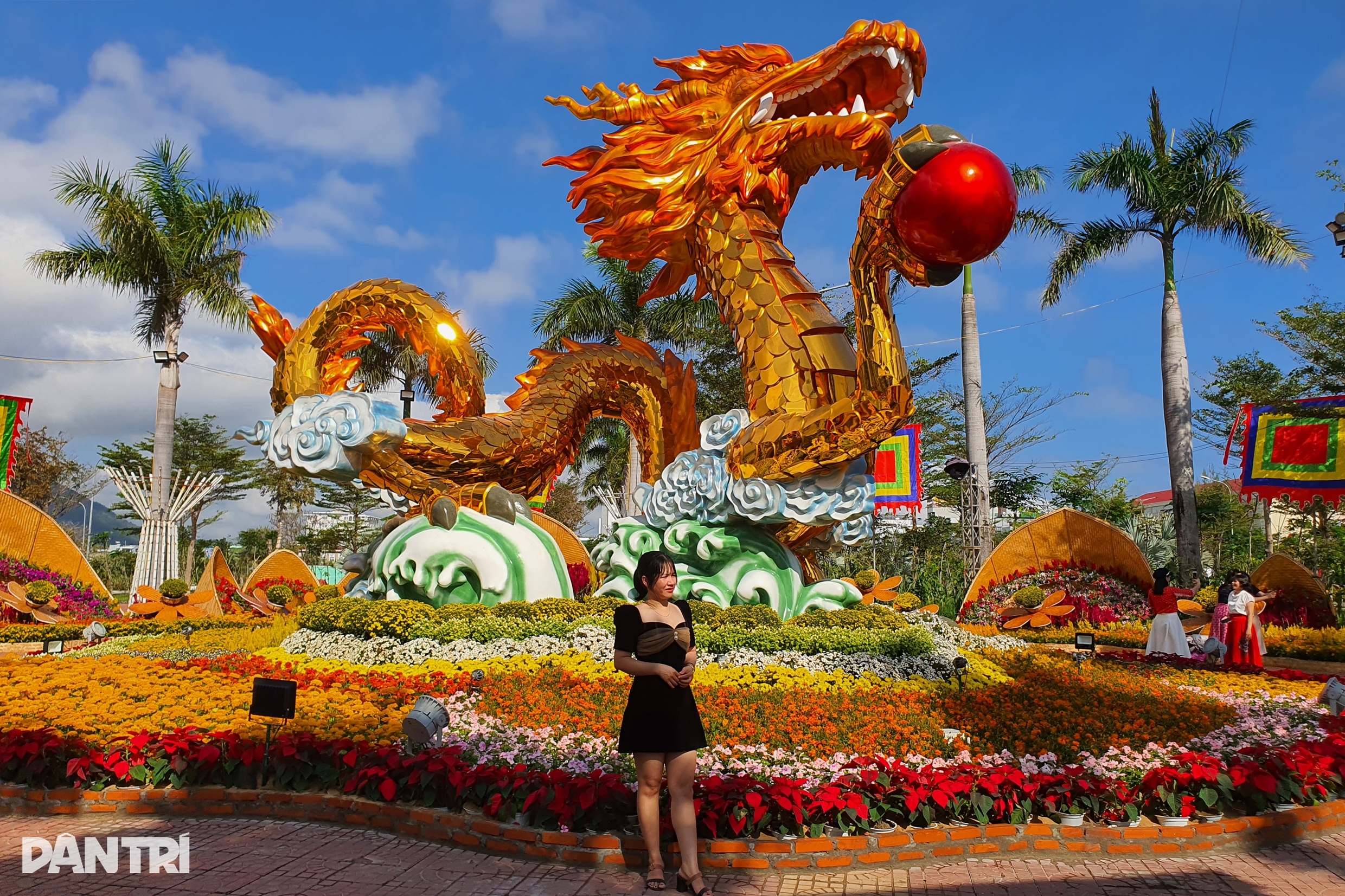 نمای نزدیک از اژدهای غولپیکر که در پارکی در فو ین مروارید پرتاب میکند - 12 Cận cảnh rồng khổng lồ nhả ngọc trong công viên ở Phú Yên - 12