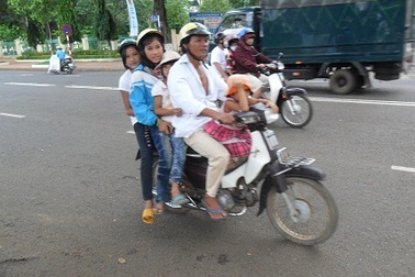 Cha mẹ “quên” bảo vệ con trẻ trong ngày Tết thiếu nhi