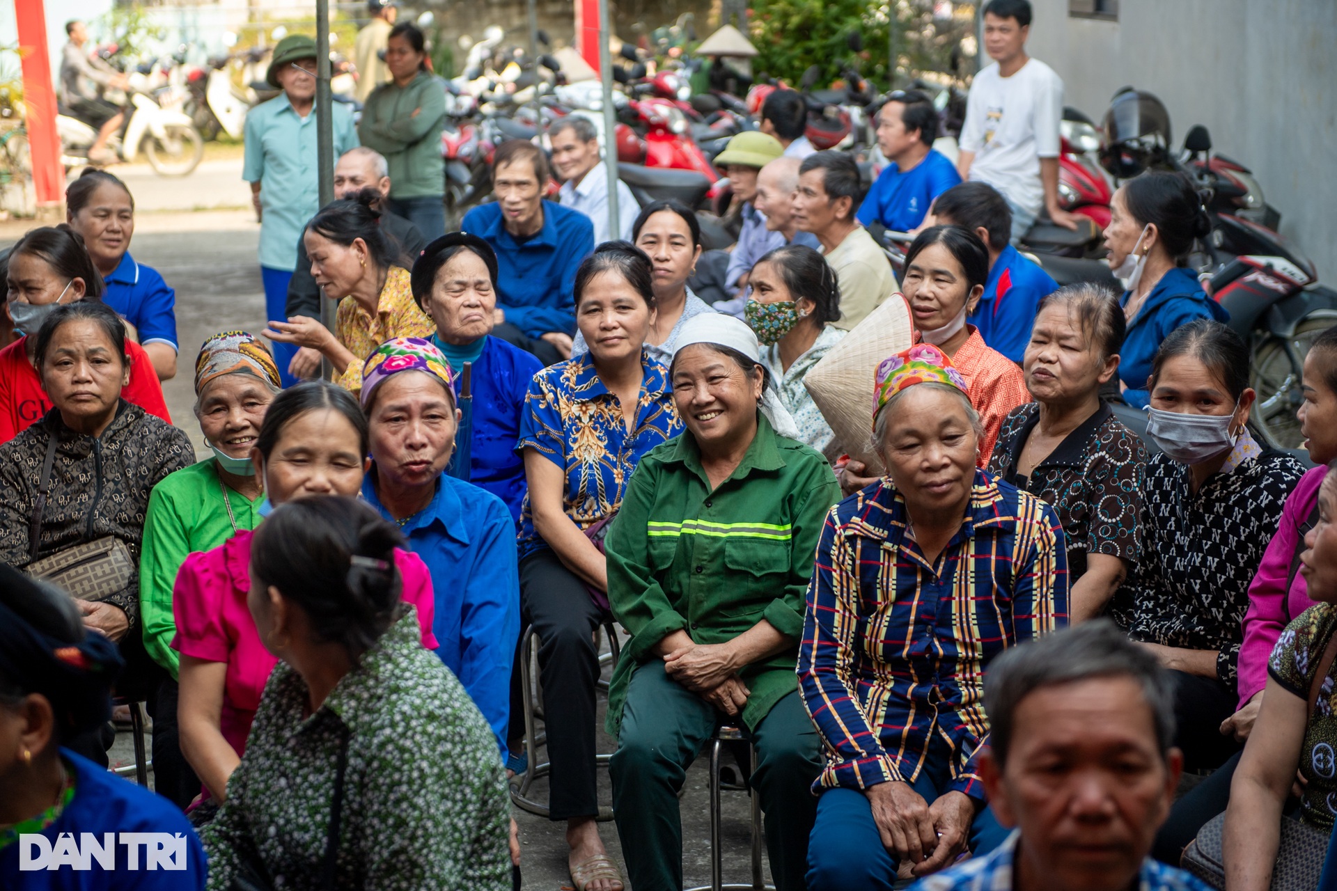 300 người dân vùng sạt lở Yên Bái được tư vấn sức khỏe, phát thuốc miễn phí - 16